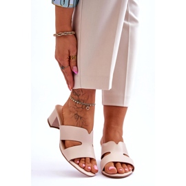 Tongs classiques en cuir beige à talon bas 1