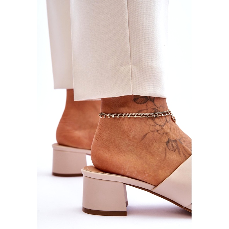 Tongs classiques en cuir beige à talon bas 4