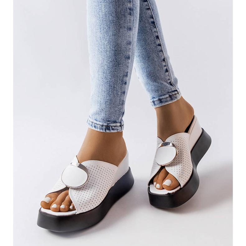 Sandales compensées blanches à ornements Degna 1