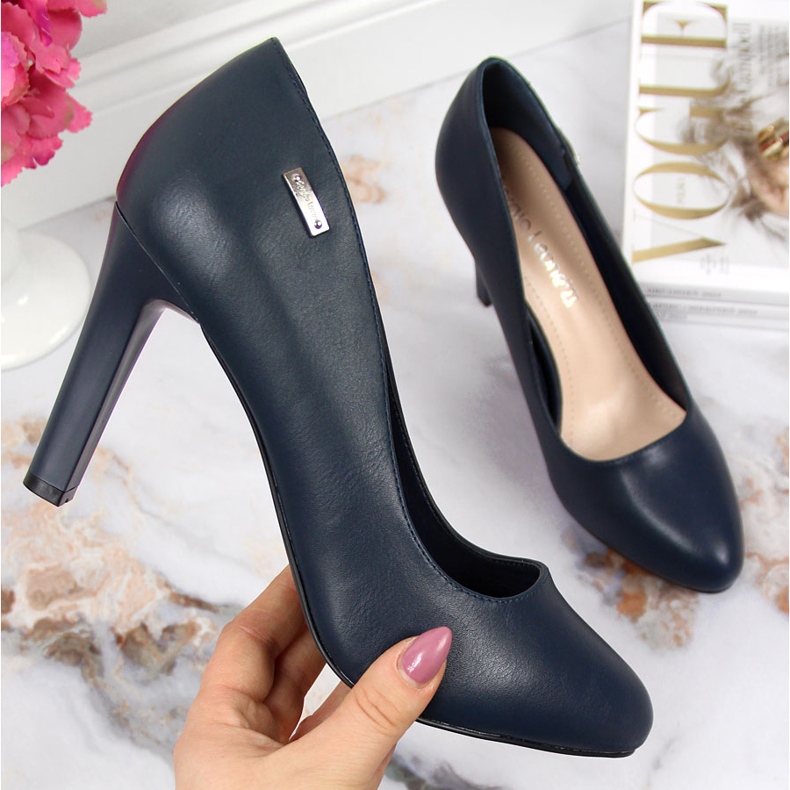 Escarpins mats bleu marine sur le poteau de Sergio Leone 2