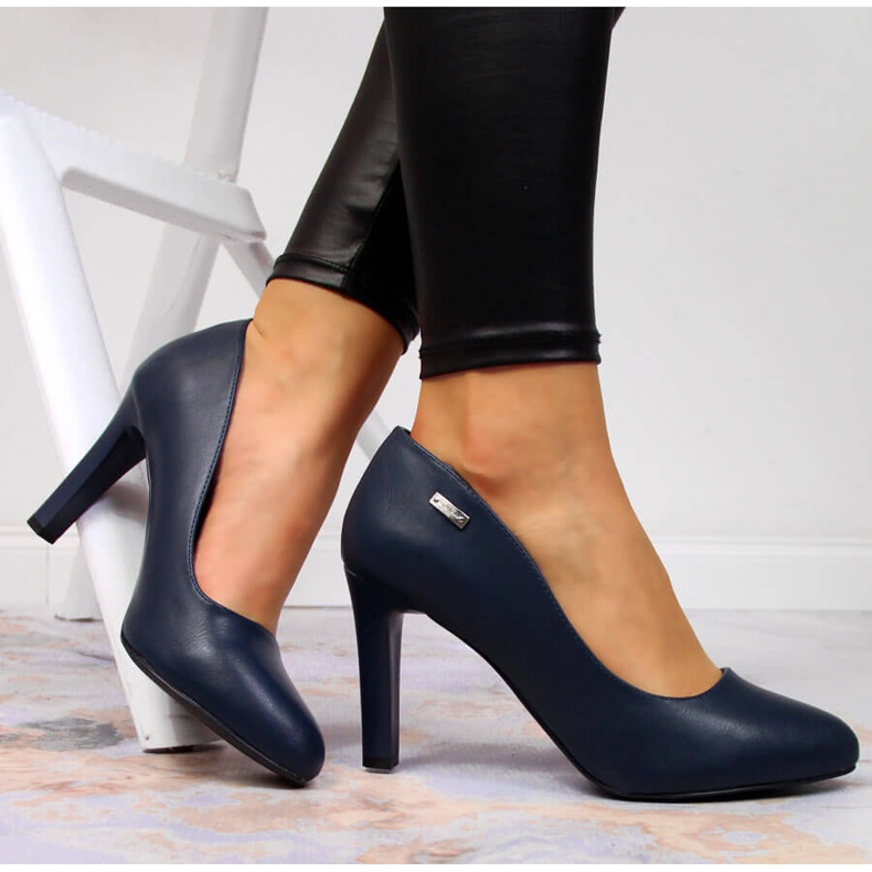 Escarpins mats bleu marine sur le poteau de Sergio Leone 1