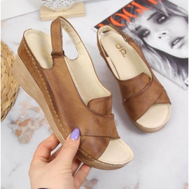 Sandales compensées en cuir marron Dolce Pietro brun 1