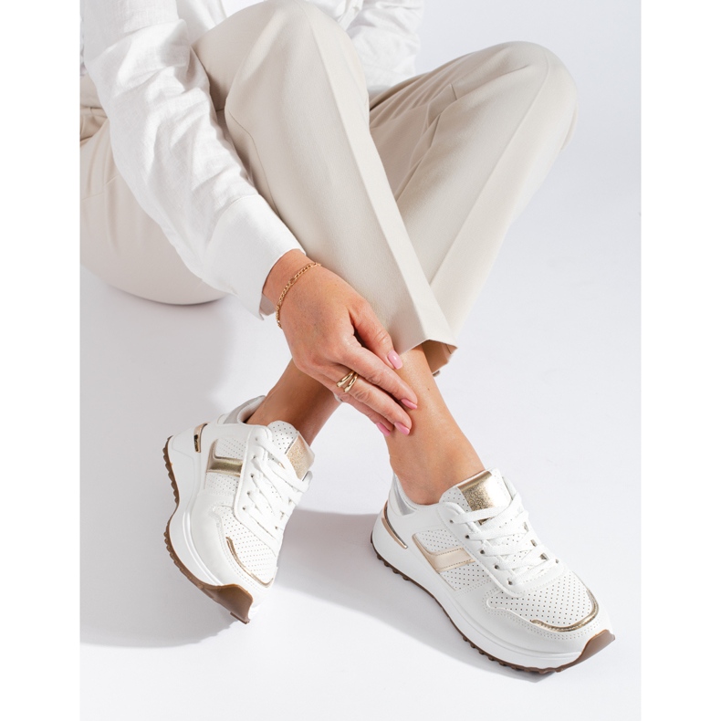 Baskets blanches sur la plateforme Shelovet 1