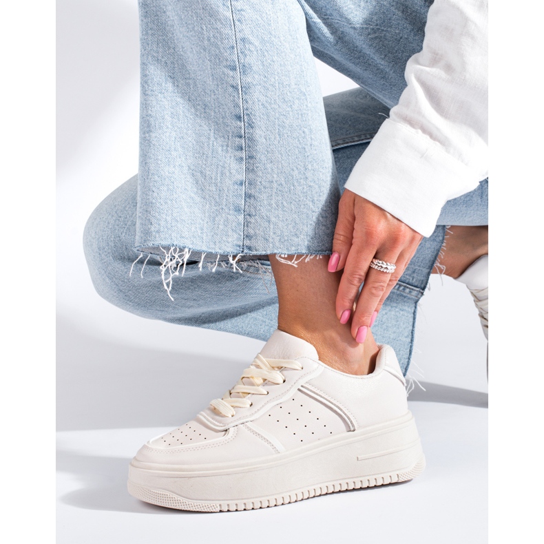 Baskets crème sur une plateforme haute de Shelovet beige 1