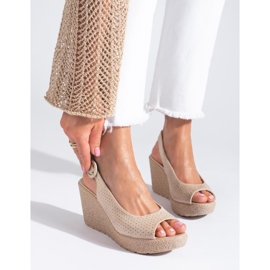 Sandales compensées en daim ajouré Shelovet beige 1