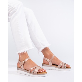 Sandales confortables sur une semelle compensée basse Shelovet beige et or d'or 3