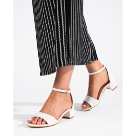 Sandales à talons bas Shelovet classiques et élégantes pour femmes blanche 1 Sandales à talons bas Shelovet classiques et élégantes pour femmes blanche 1