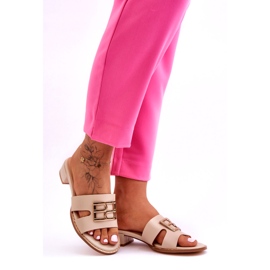 Tongs beiges élégantes pour femmes avec décoration dorée 4