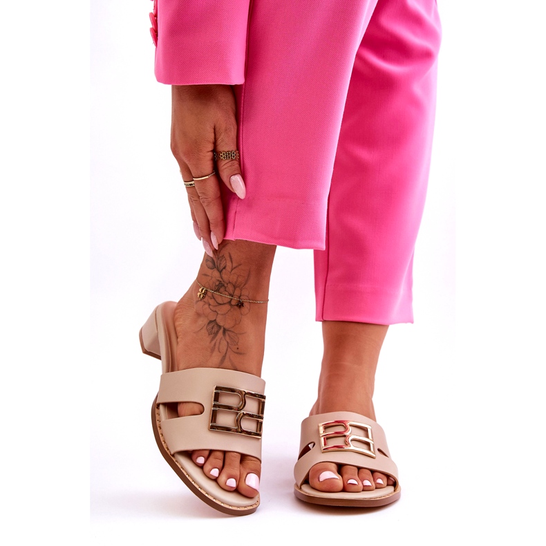 Tongs beiges élégantes pour femmes avec décoration dorée 5