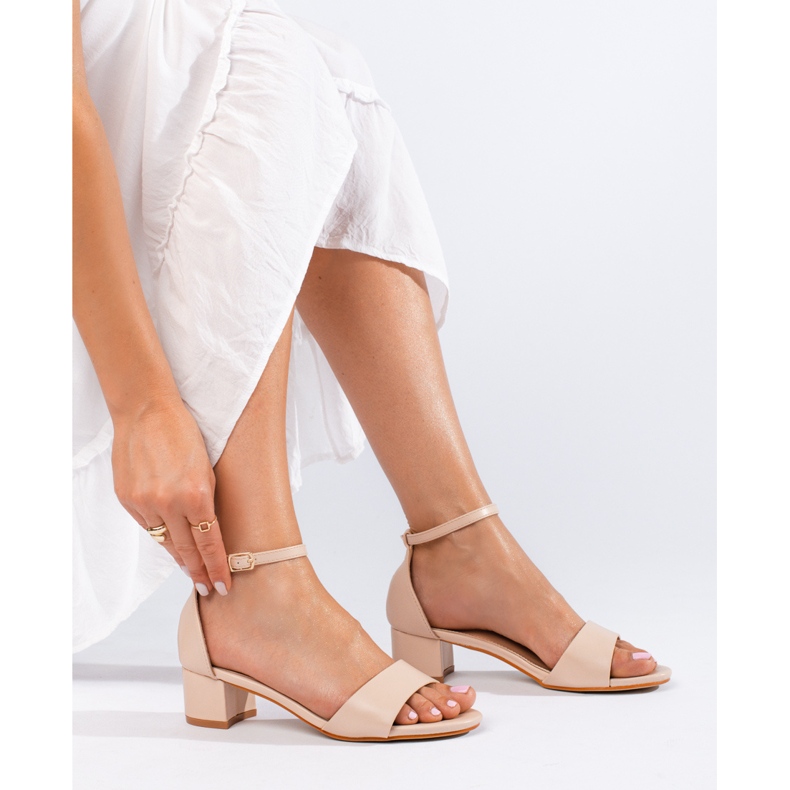 Sandales classiques élégantes pour femmes sur un talon bas Shelovet beige 1 Sandales classiques élégantes pour femmes sur un talon bas Shelovet beige 1