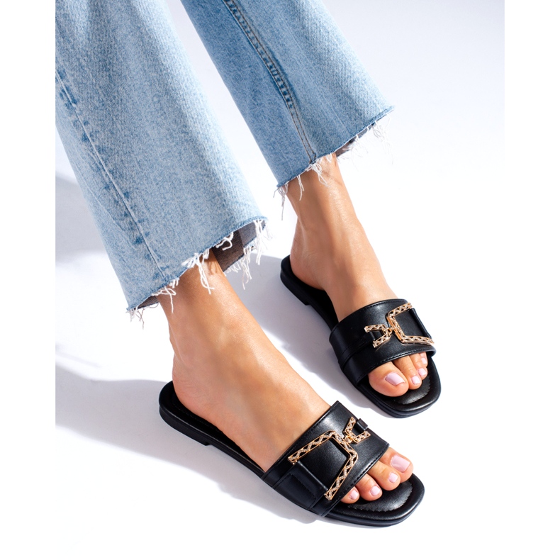 Claquettes noires pour femmes avec une boucle dorée de Shelovet le noir 1
