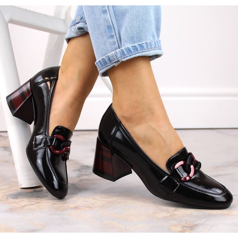 Vinceza W JAN232A chaussures laquées noires avec un talon décoratif 1