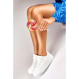 Les baskets classiques blanches d'Emili 1