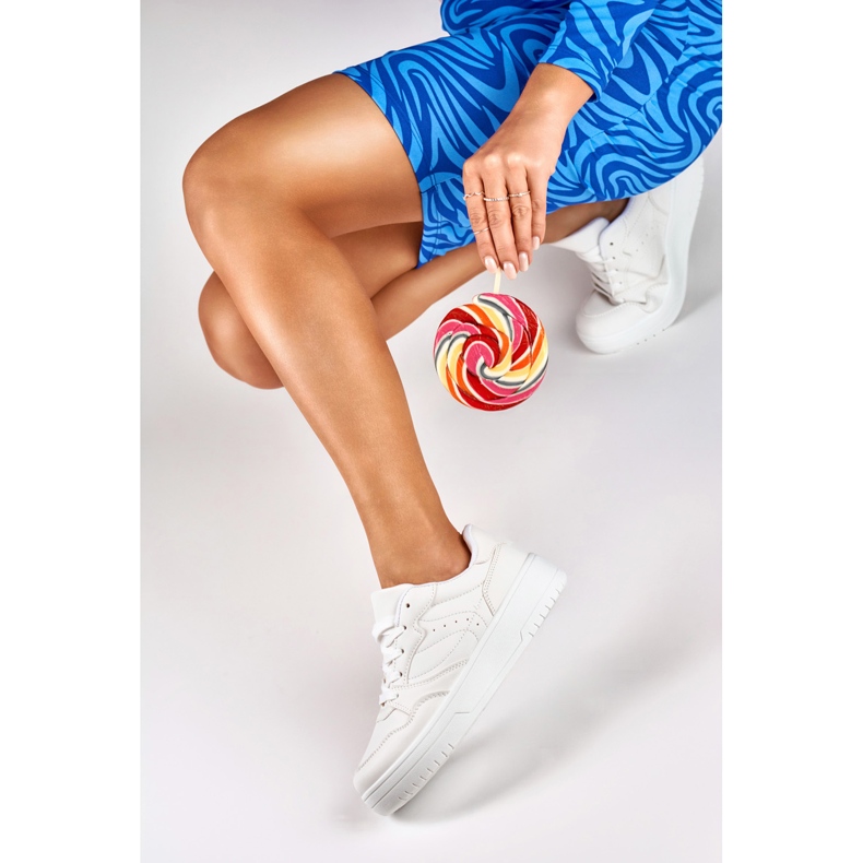 Les baskets classiques blanches d'Emili 2