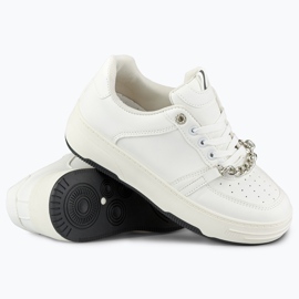 Chaussures de sport blanches avec une chaîne 1