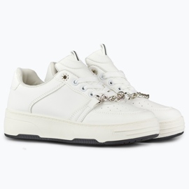 Chaussures de sport blanches avec une chaîne 2