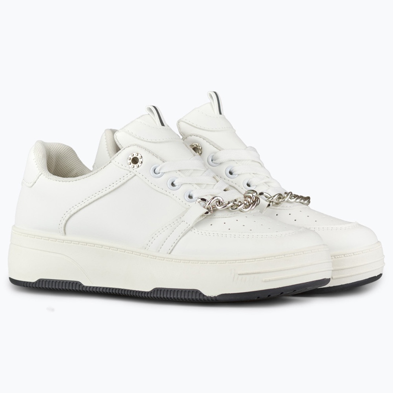 Chaussures de sport blanches avec une chaîne 2