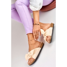 Chaussons beiges classiques avec un nœud 3