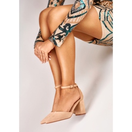 Escarpins beiges à tige fermés à la cheville 1