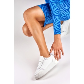 Baskets blanches avec accessoires argentés 2