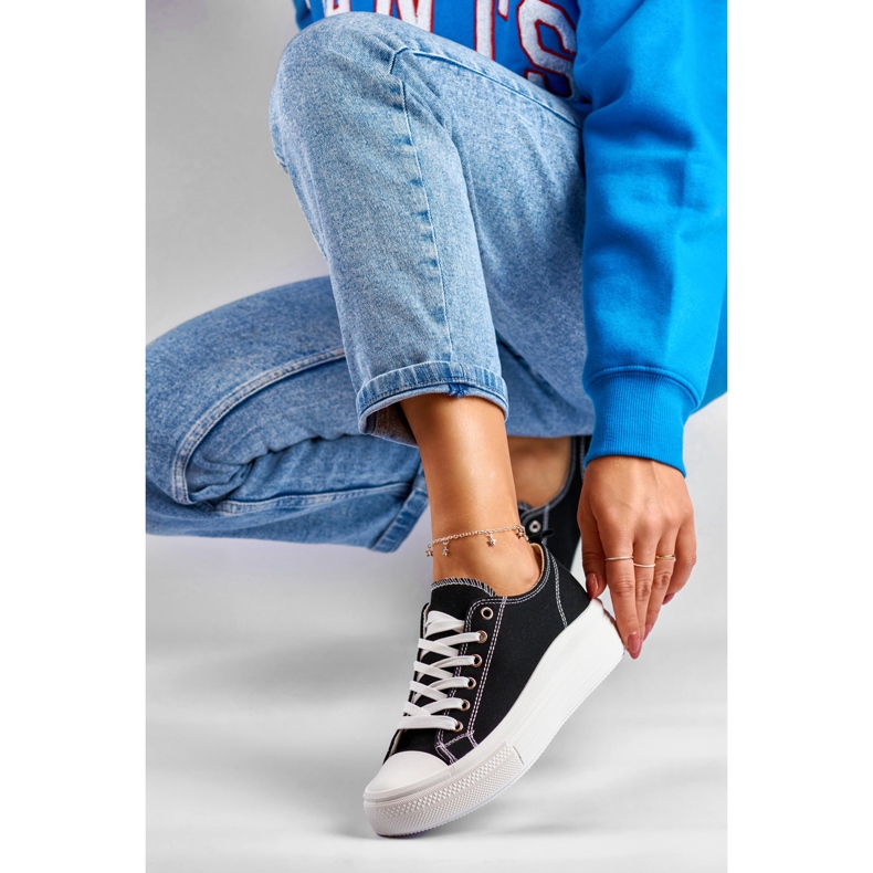 Baskets noires sur une plate-forme basse 1