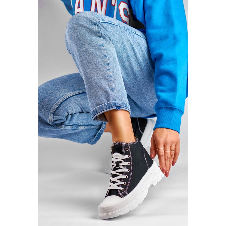 Baskets noires au dessus de la cheville 1