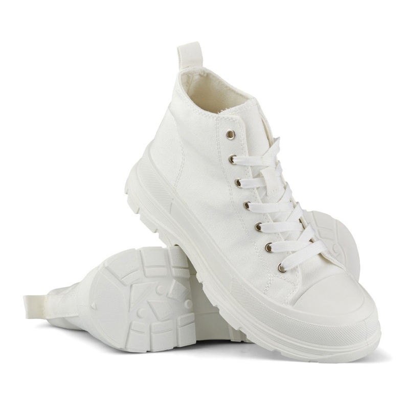 Baskets blanches au dessus de la cheville 1