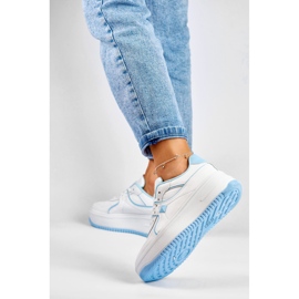 Baskets blanches pour femme avec accessoires bleus 2