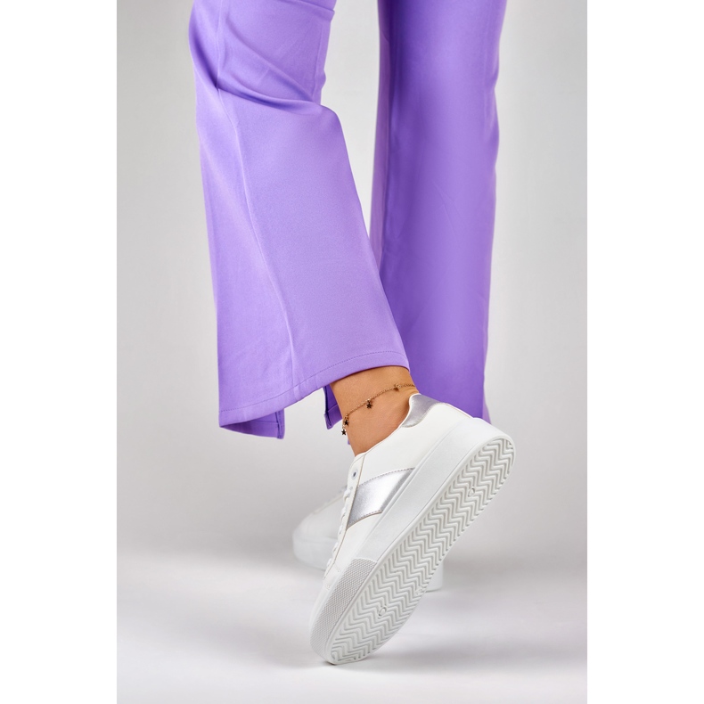 Baskets blanches pour femmes sur la plate-forme avec un ajout d'argent 1