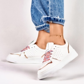 Baskets pour femmes avec lacets décoratifs remplaçables blanche 1