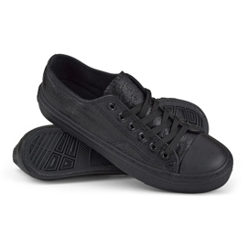 Baskets noires brillantes avec une semelle noire 1
