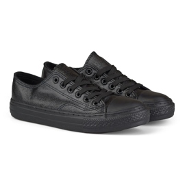 Baskets noires brillantes avec une semelle noire 2