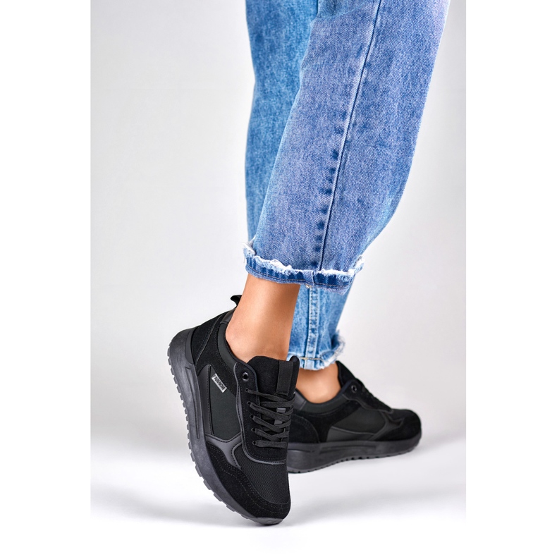 Chaussures de sport noires pour femmes avec une semelle noire 2 Chaussures de sport noires pour femmes avec une semelle noire 2