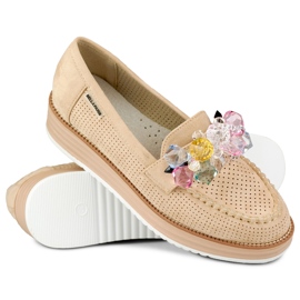 Chaussures compensées beiges ajourées avec une décoration 1