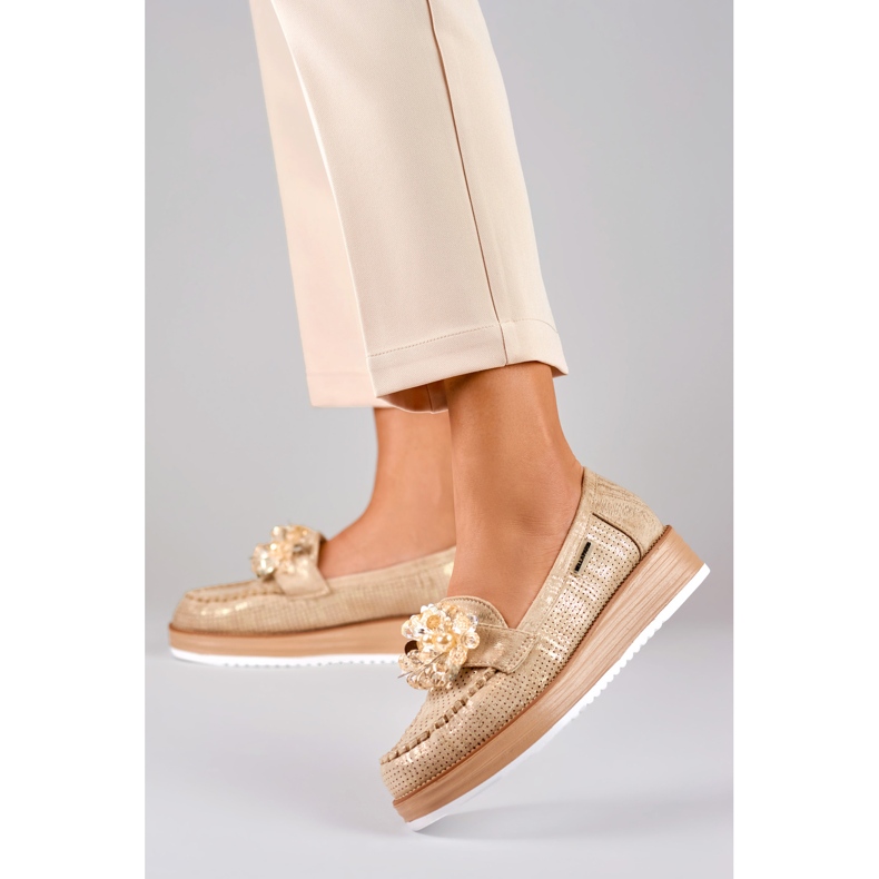 Chaussures ajourées sur la plate-forme avec une décoration beige 2