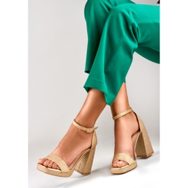 Sandales dorées brillantes sur un large talon haut 1