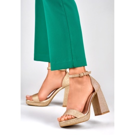 Sandales dorées brillantes sur un large talon haut 2