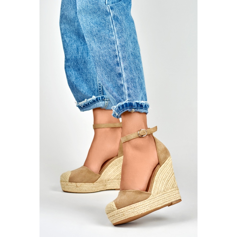 Espadrilles femme beige foncé sur le coin 2 Espadrilles femme beige foncé sur le coin 2