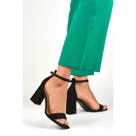 Sandales noires à talons hauts 1