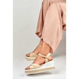Sandales compensées beiges confortables 3