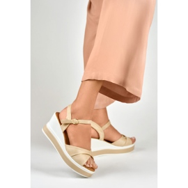 Sandales compensées beiges confortables 5
