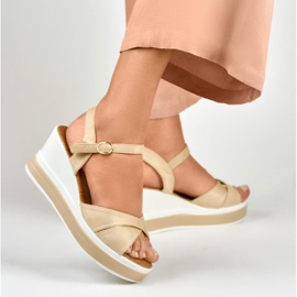 Sandales compensées beiges confortables 6