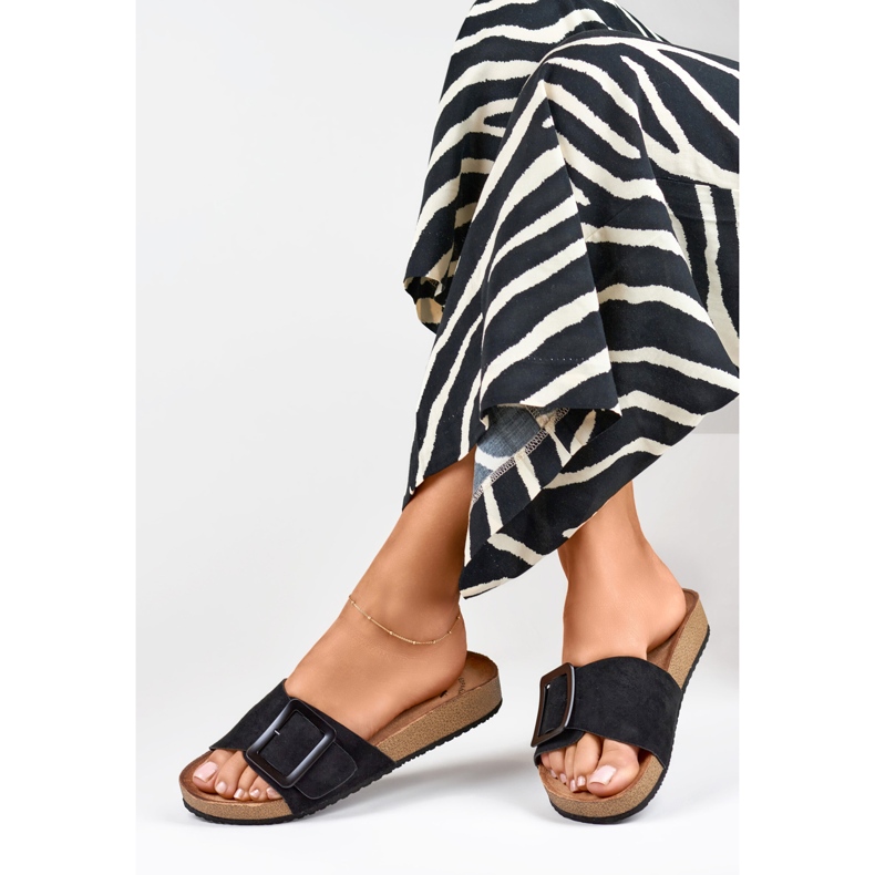 Claquettes noires pour femme avec boucle 1