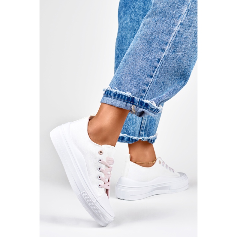 Baskets blanches pour femmes sur la plateforme 1