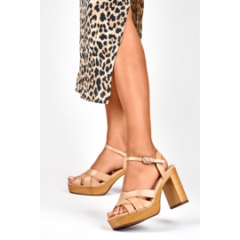 Sandales beiges pour dames sur le poteau 1 Sandales beiges pour dames sur le poteau 1