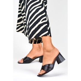 Chaussons noirs pour femme à petit talon 1