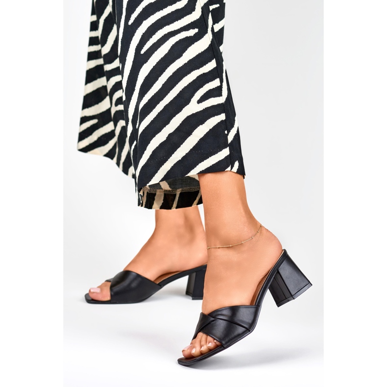 Chaussons noirs pour femme à petit talon 1