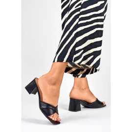 Chaussons noirs pour femme à petit talon 2