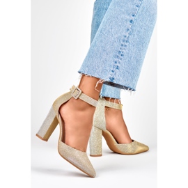 Escarpins en brocard doré fermés à la cheville 1