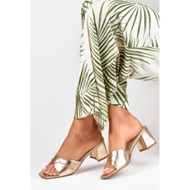 Babouches dorées pour femmes sur un petit talon 1